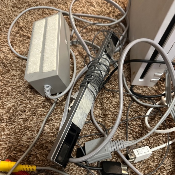 Nintendo Wii bundle - console, controllers and games - Picture 7 of 9